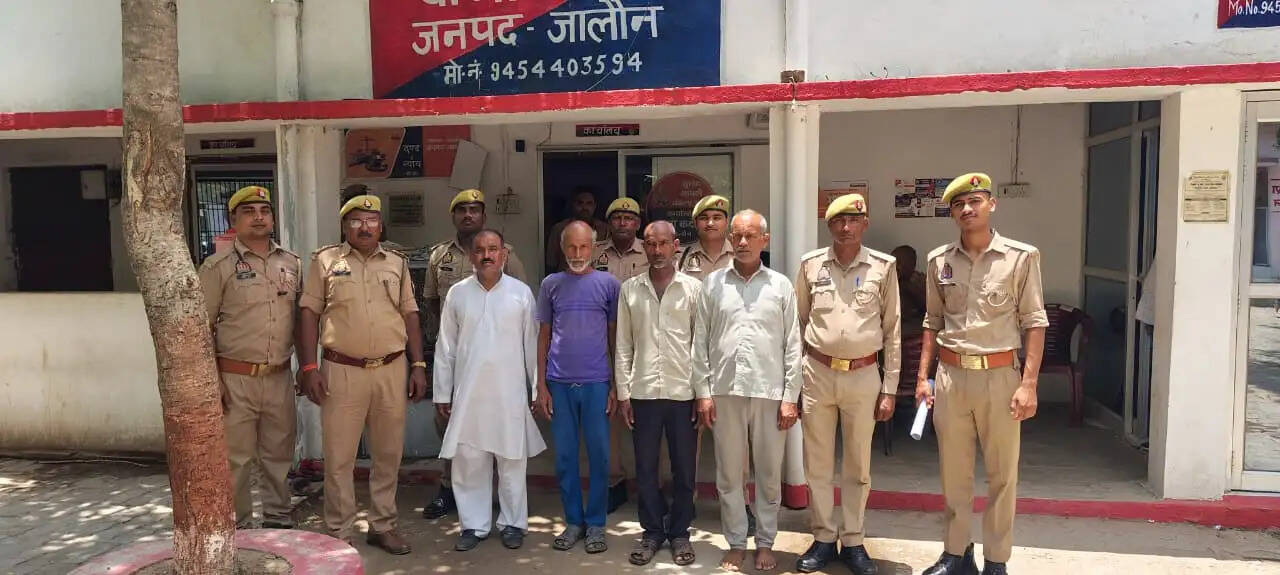 हत्या के मामले में वांछित चार अभियुक्त गिरफ्तार