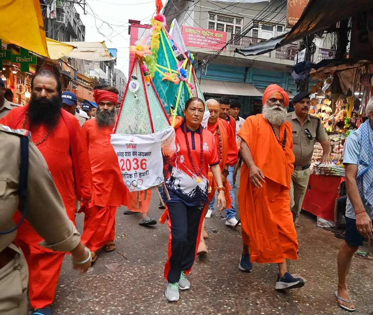 2036 ओलंपिक की मेजबानी की कामना के साथ रेखा आर्य ने उठाई कांवड़