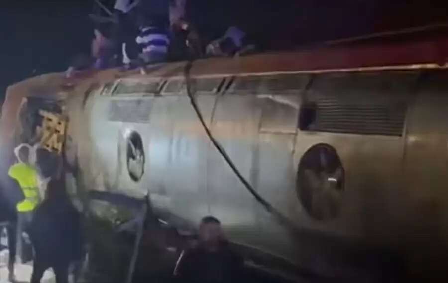 स्पेन में रेल हादसा, 21 की मौत, 30 घायलों की हालत नाजुक