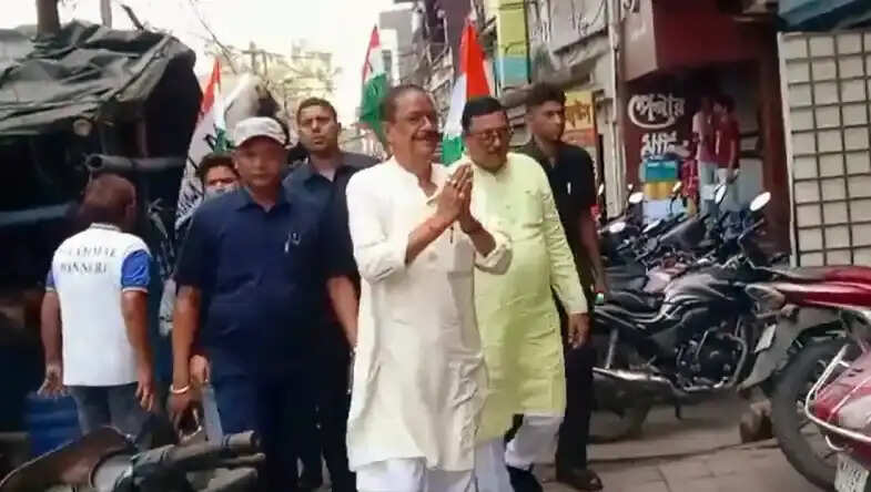 चुनाव 26 : मलय घटक ने आसनसोल बाजार में किया चुनाव प्रचार