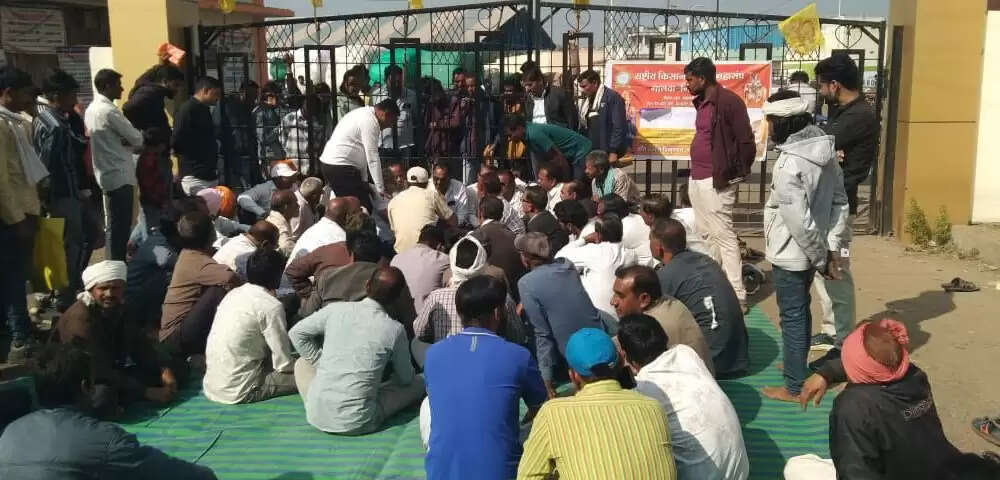 धारः चक्‍काजाम के प्रकरण वापस लेने की मांग को लेकर मंडी में किसानों का प्रदर्शन,गेट पर तालाबंदी