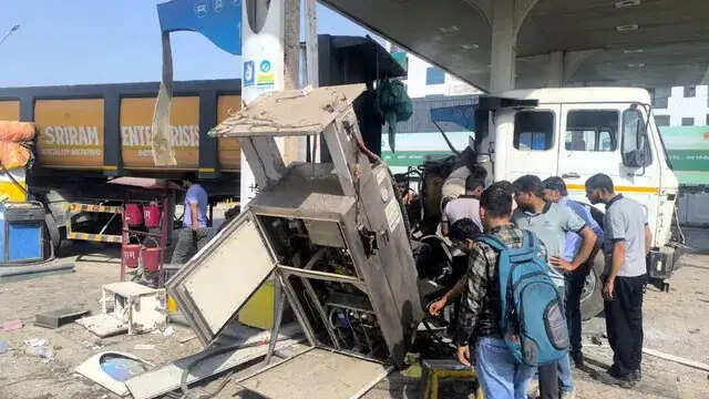 फरीदाबाद : गैस भरवाते समय फटा डंपर का सिलेंडर, कई हुए घायल