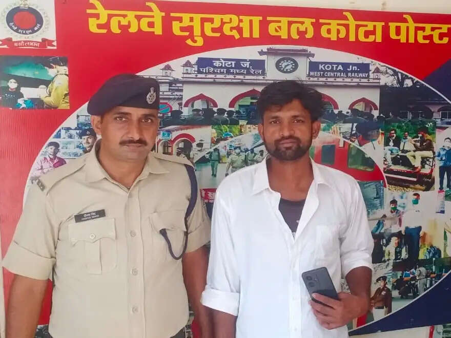 सीसीटीवी की मदद से मिला यात्री का खोया मोबाइल&nbsp;