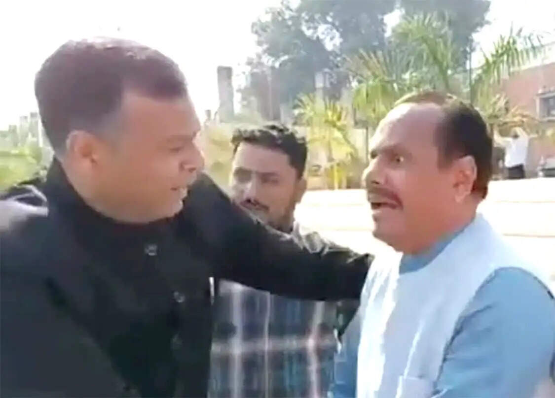 सीएम का स्वागत करने से रोकने पर भड़के राज्यमंत्री