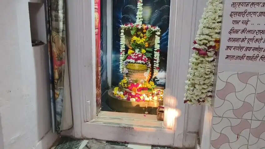 हजारेश्वर महादेव का सूर्य की पहली किरण से हुआ अभिषेक, ऊर्जा से परिपूर्ण क्षण