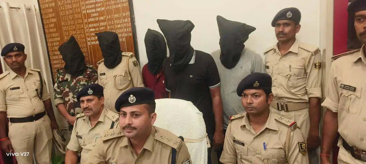 एनएच-19 पर लूटपाट व रंगदारी मांगने वाले गिरोह के पांच फर्जी पुलिस गिरफ्तार