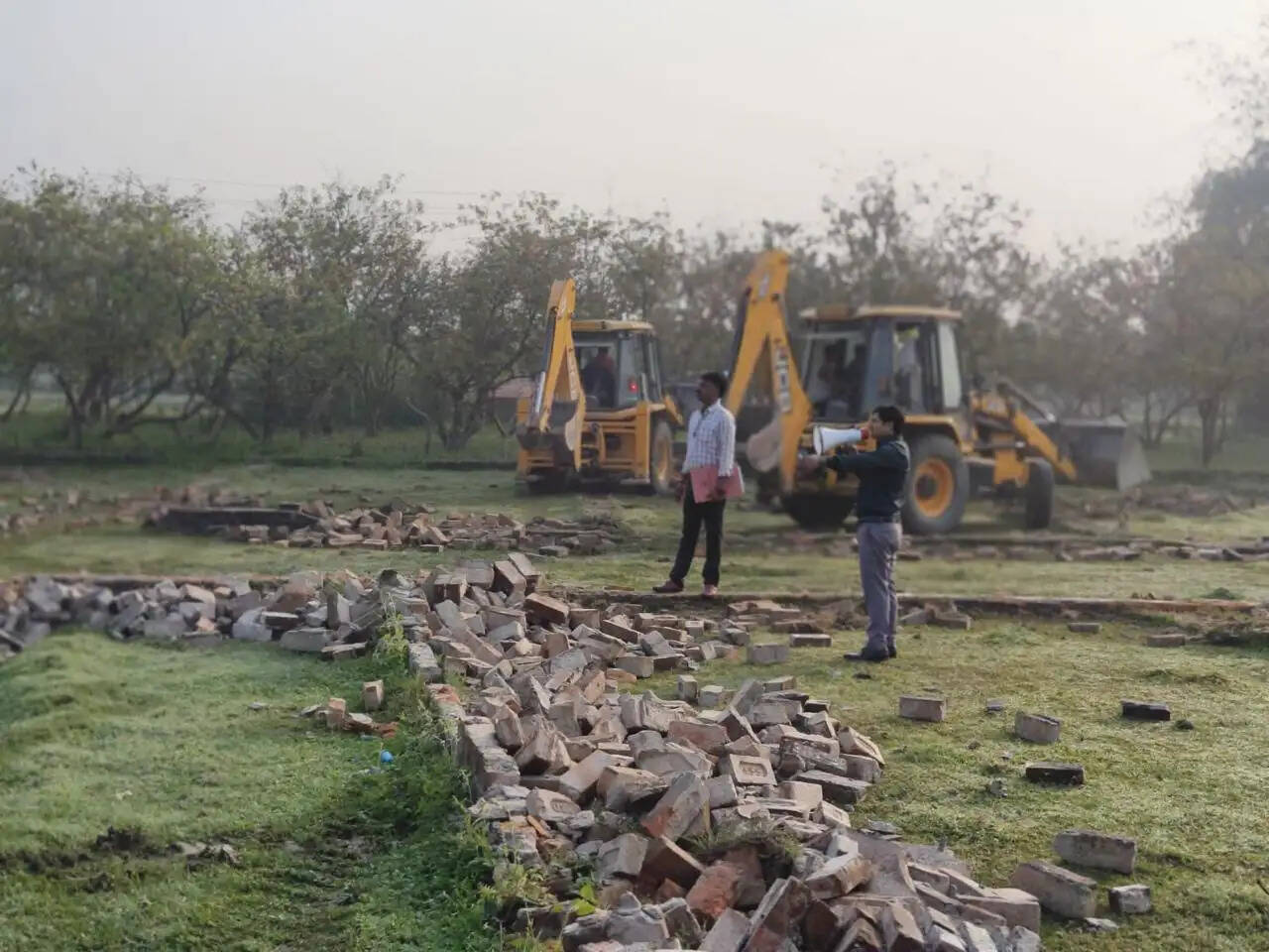 कानपुर के धरमपुर में 19.5 बीघे में अवैध प्लाटिंग पर चला बुलडोजर