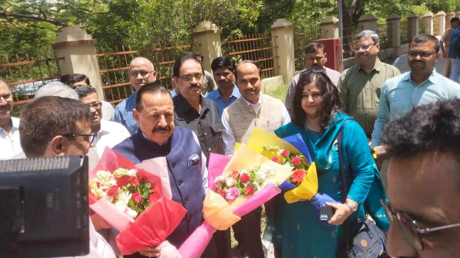 केन्द्रीय मंत्री डॉ जितेन्द्र सिंह ने मातृदिवस पर बीएचयू में अपनी मां के नाम पर पौधा रोपा