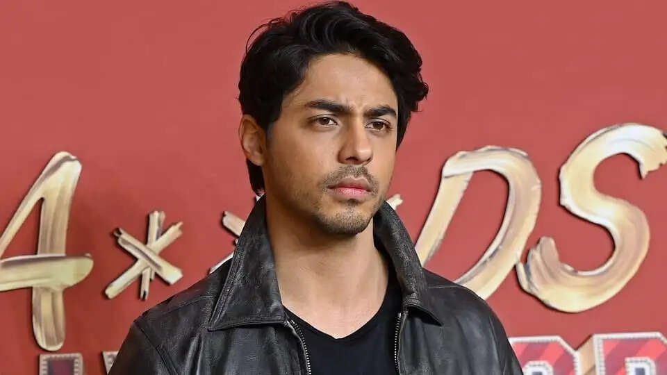 आर्यन खान को देखते ही उमड़ी भीड़, सेल्फी के दौरान फैन गिरा