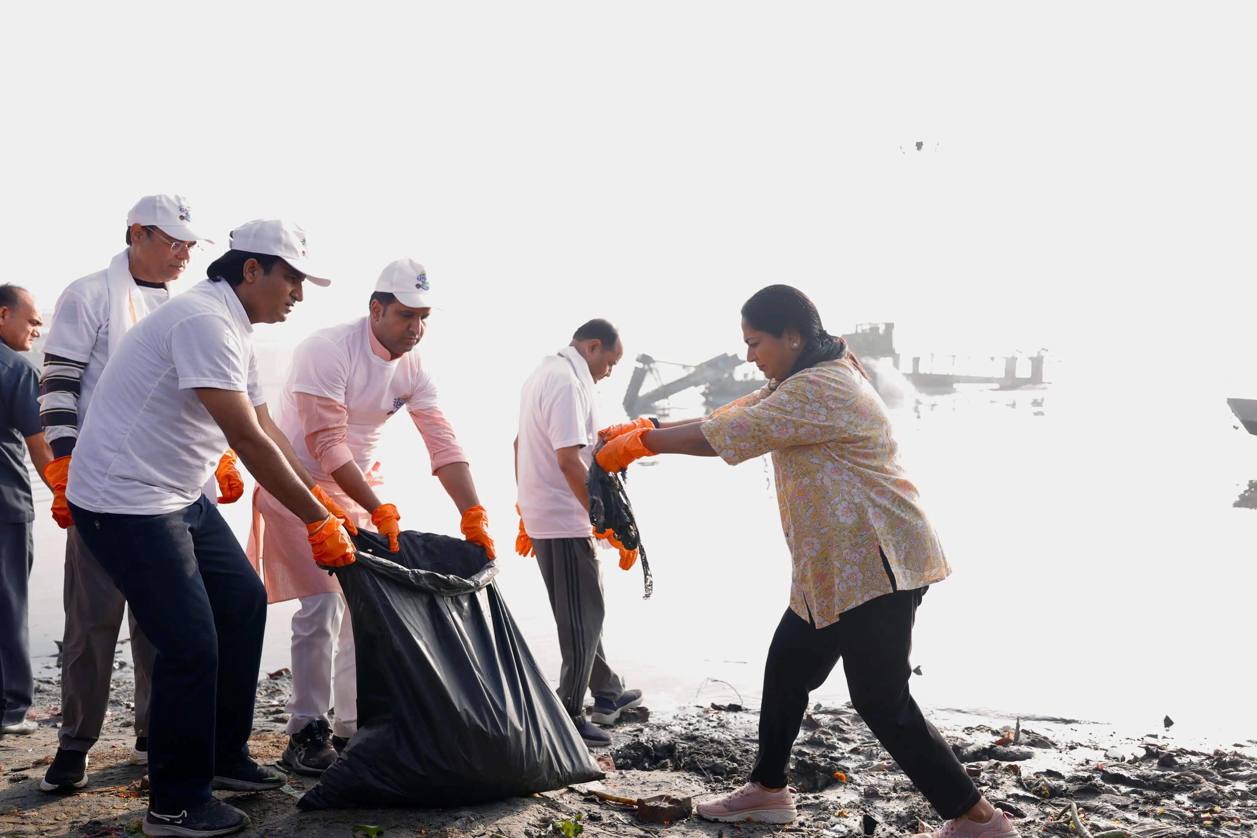 चलो यमुना अभियान : दिल्ली में 70 घाटों पर चला मेगा स्वच्छता अभियान