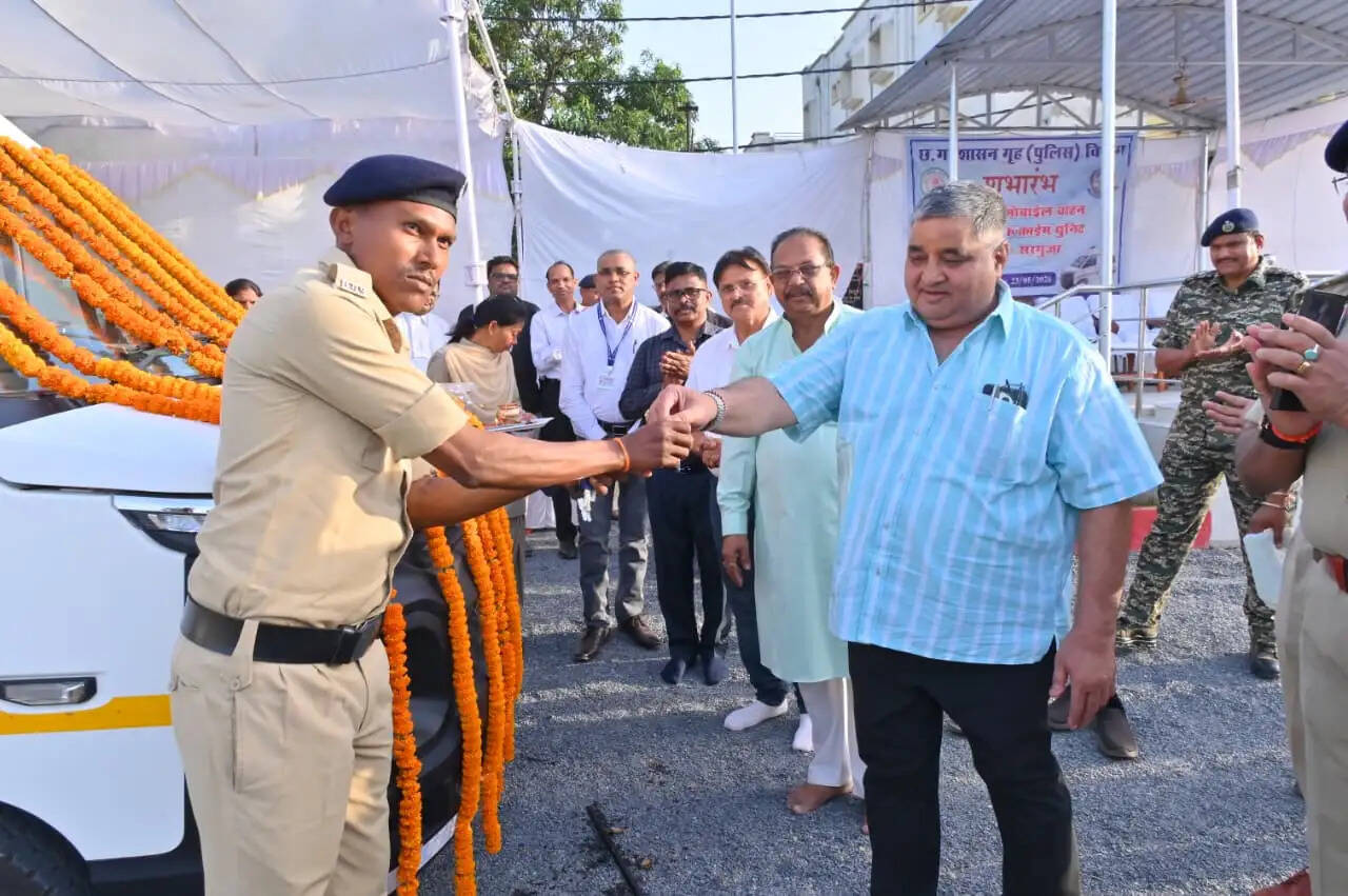 अंबिकापुर : वैज्ञानिक जांच से सशक्त होगी कानून व्यवस्था, मंत्री राजेश अग्रवाल ने मोबाइल फॉरेंसिक वैन को दिखाई हरी झंडी