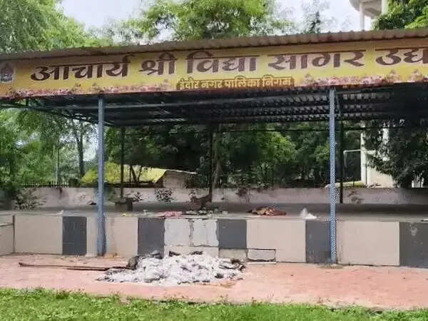 इंदौर&nbsp;में&nbsp;सार्वजनिक गार्डन में जैन संत का अंतिम संस्कार, रहवासियों ने जताई आपत्ति