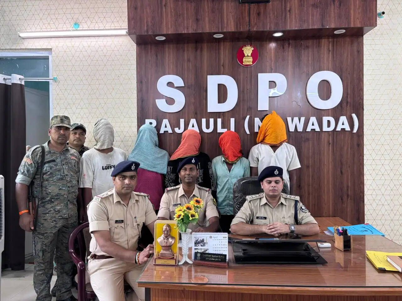 पांच आरोपी गिरफ्तार, लूटे गए मोबाइल व बाइक बरामद