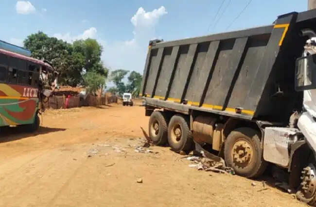 मंडलाः तेज रफ्तार डंपर और बस के बीच जोरदार भिड़ंत, 15 यात्री घायल