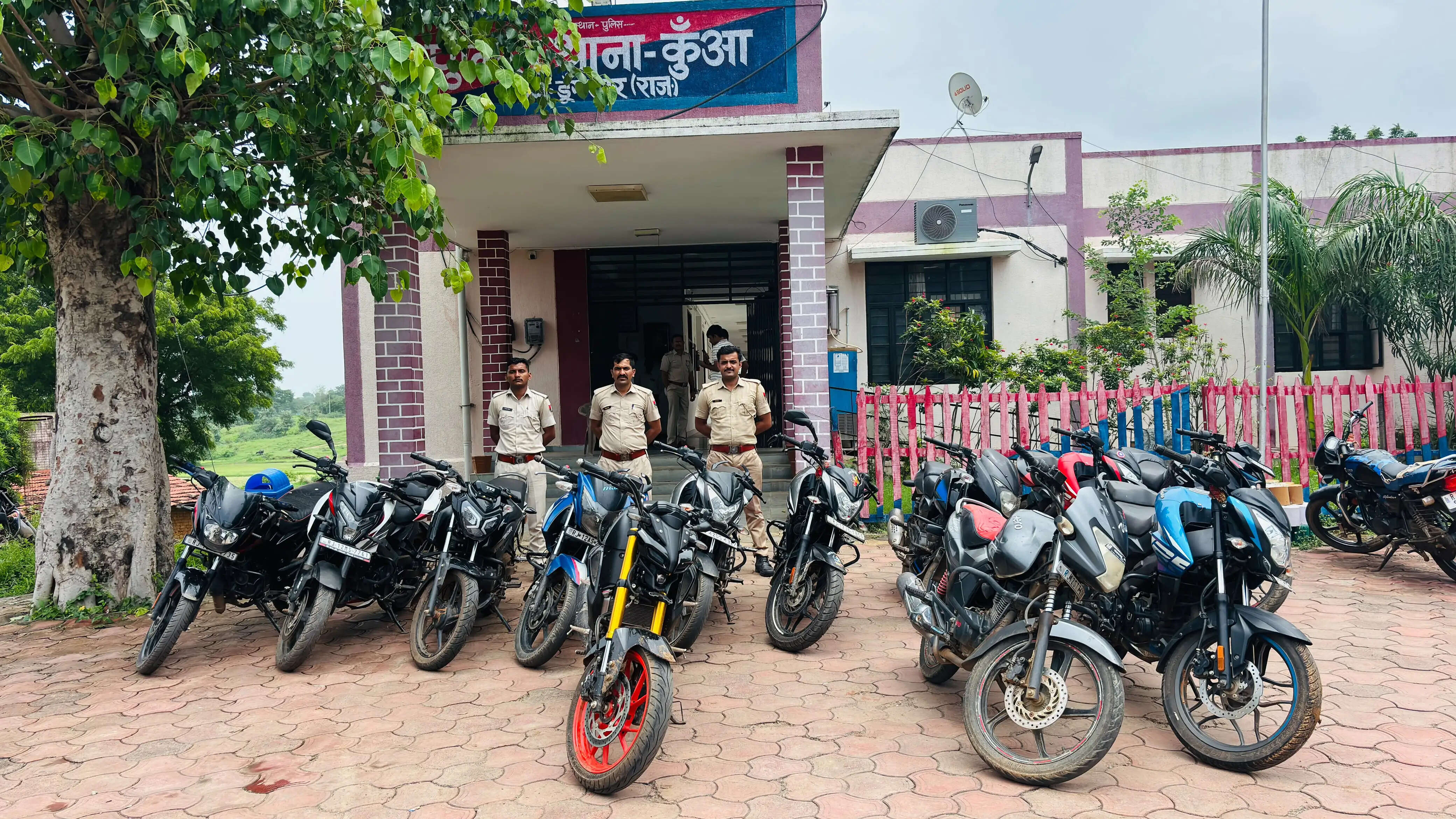 डूंगरपुर पुलिस का ऑपरेशन संस्कार: सड़कों पर हुड़दंग मचाने वाले स्टंटबाजों पर कार्रवाई, 51 पावर बाइक्स जब्त