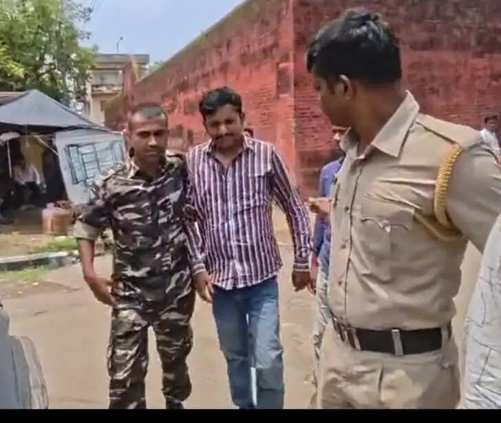 भ्रष्टाचार, ताेलाबाजी और चुनाव बाद हिंसा के आरोप में तृणमूल नेता गिरफ्तार