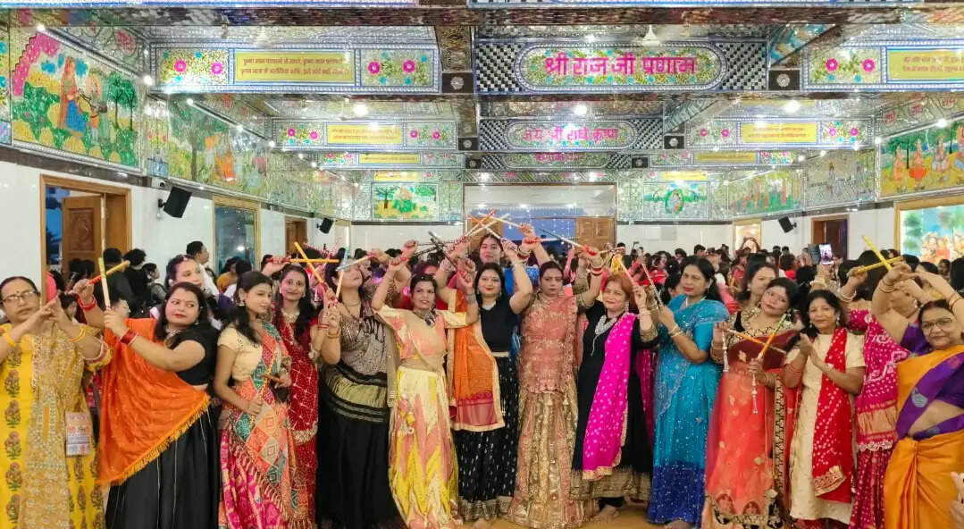 प्रणामी मंदिर में डांडिया-गरबा में झूमीं महिलाएं