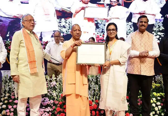 मुख्यमंत्री योगी ने नवचयनित पांच साै लेखा परीक्षकों को साैंपे नियुक्ति पत्र