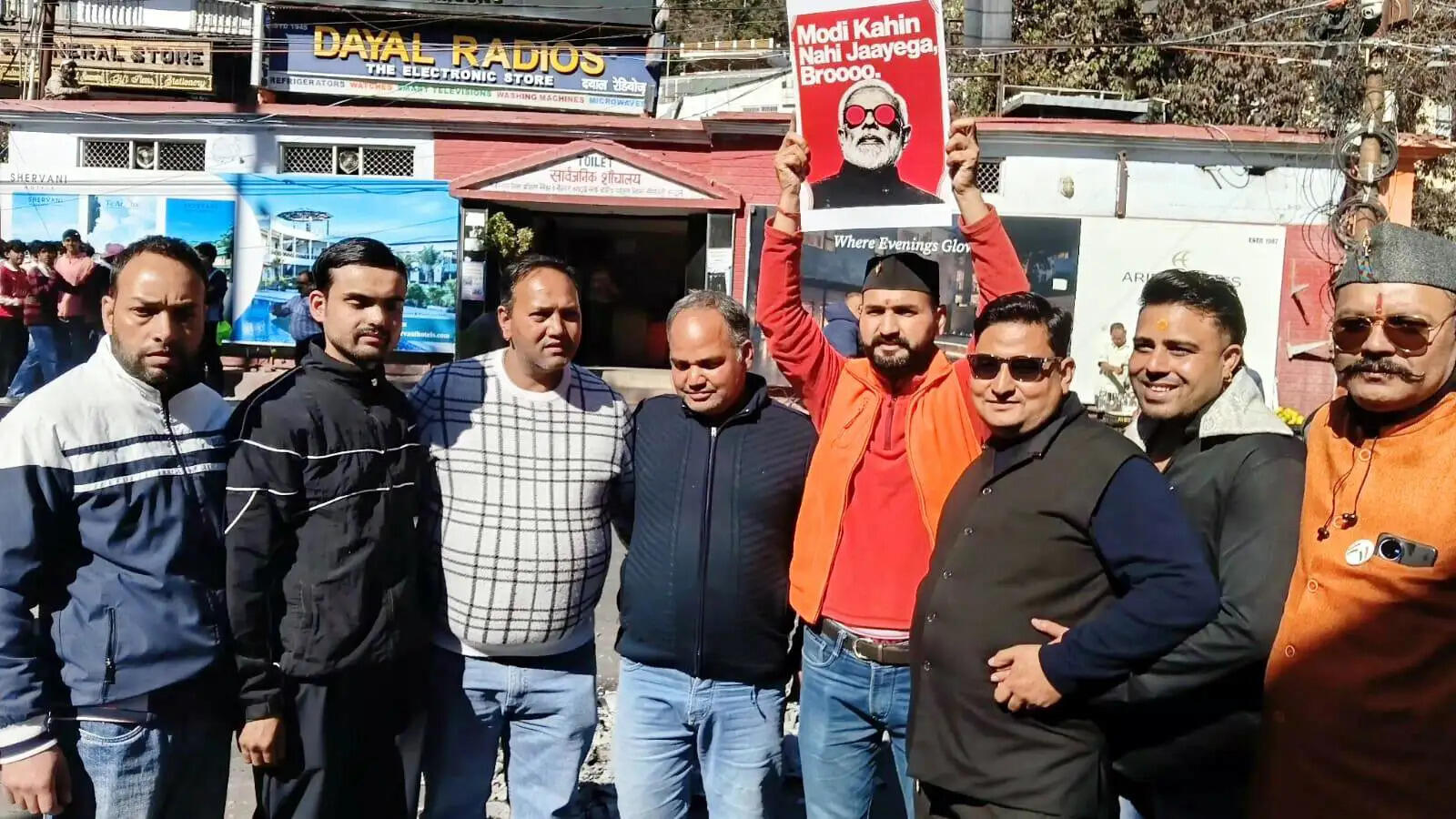 खड़गे की टिप्पणी के विरोध में भाजपा ने फूंका पुतला, का केंद्र