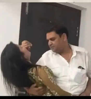 झांसी में डॉ. आदर्श शर्मा (लाला) का बार बालाओं संग ठुमके लगाते हुए वीडियो वायरल
