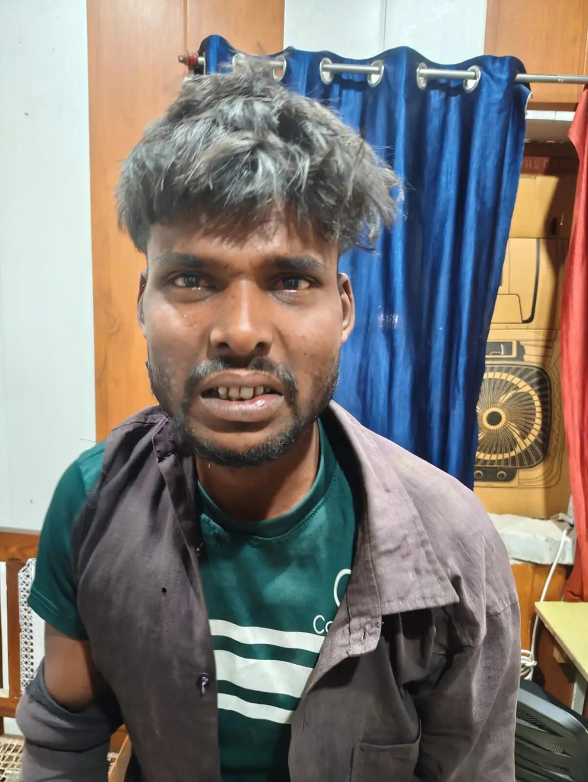 नशेबाज ने पुलिसकर्मियों से की अभद्रता, वर्दी फाड़ने का आरोप