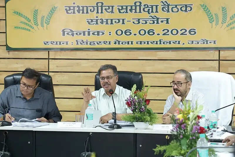 मप्रः कृषि उत्पादन आयुक्त ने की उज्जैन में संभागीय समीक्षा, कहा-बाजार की मांग आधारित फसलों को करें प्रोत्साहित