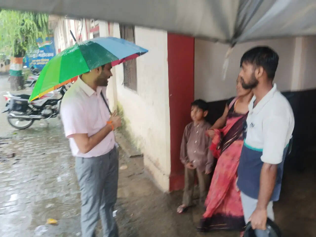बारिश में छाता लेकर फरियादियों के बीच पहुंचे डीएम ने सुनीं समस्याएं
