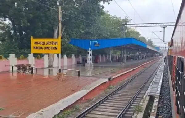 इंजन में तकनीकी खराबी से नागदा-उज्जैन रेल मार्ग बाधित, कई ट्रेनें डेढ़ घंटे तक रुकीं