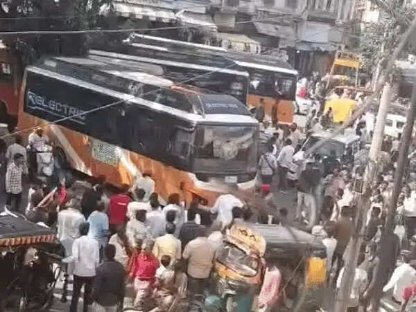 इंदौर&nbsp;के&nbsp;राजबाड़ा पर बेकाबू हुई सिटी&nbsp;बस, चार लोगों को चपेट में लिया, एक की मौत