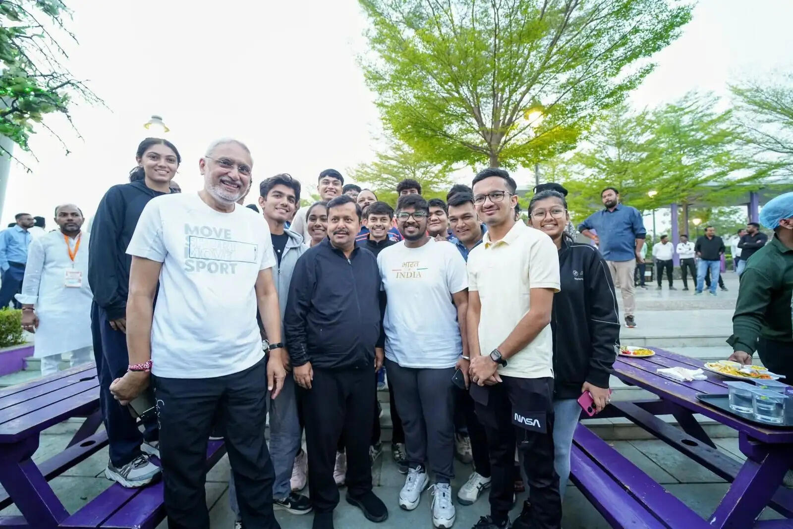 साबरमती रिवरफ्रंट पर युवाओं के साथ भाजपा अध्यक्ष ने की ‘चाय पे चर्चा'