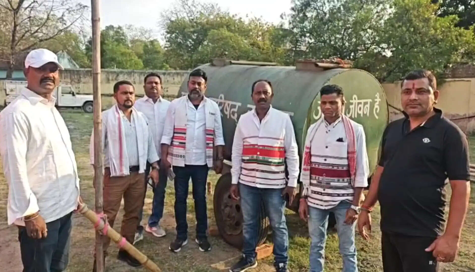 सरहुल मिलन समाराेह में शरबत बनाने वाले पानी में मिला गंदगी