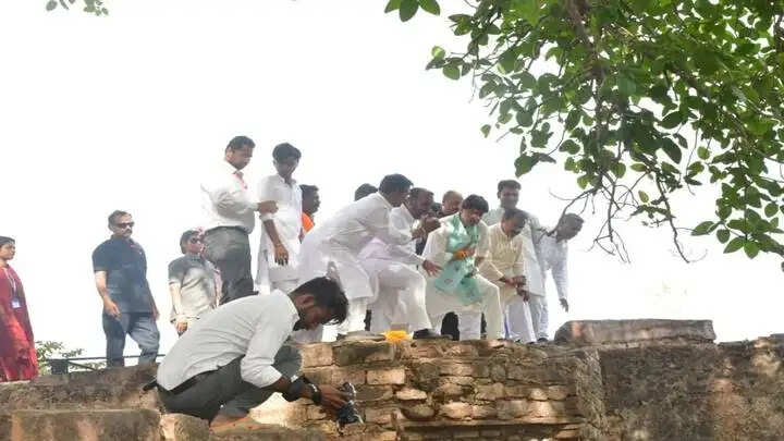 मप्र के अशोकनगर जिले में केंद्रीय मंत्री सिंधिया ने सुनी जनता की समस्याएं, 950 में से 280 आवेदनों का मौके पर निराकरण