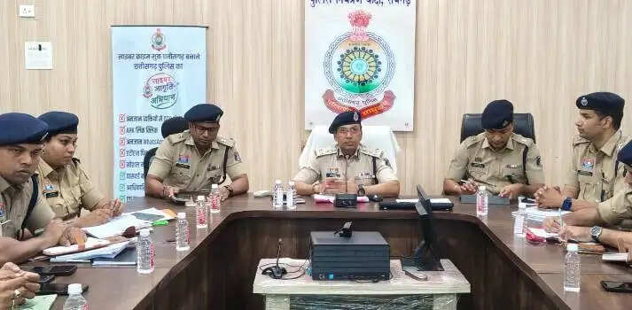 वरिष्ठ पुलिस अधीक्षक ने राजपत्रित अधिकारियों एवं थाना-चौकी प्रभारियों की ली समीक्षा बैठक