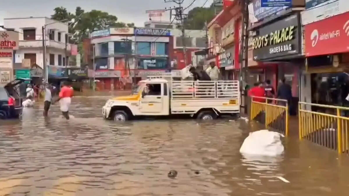 केरल में मूसलाधार बारिश से बाढ़ और भूस्खलन का कहर, पांच लोगों की मौत
