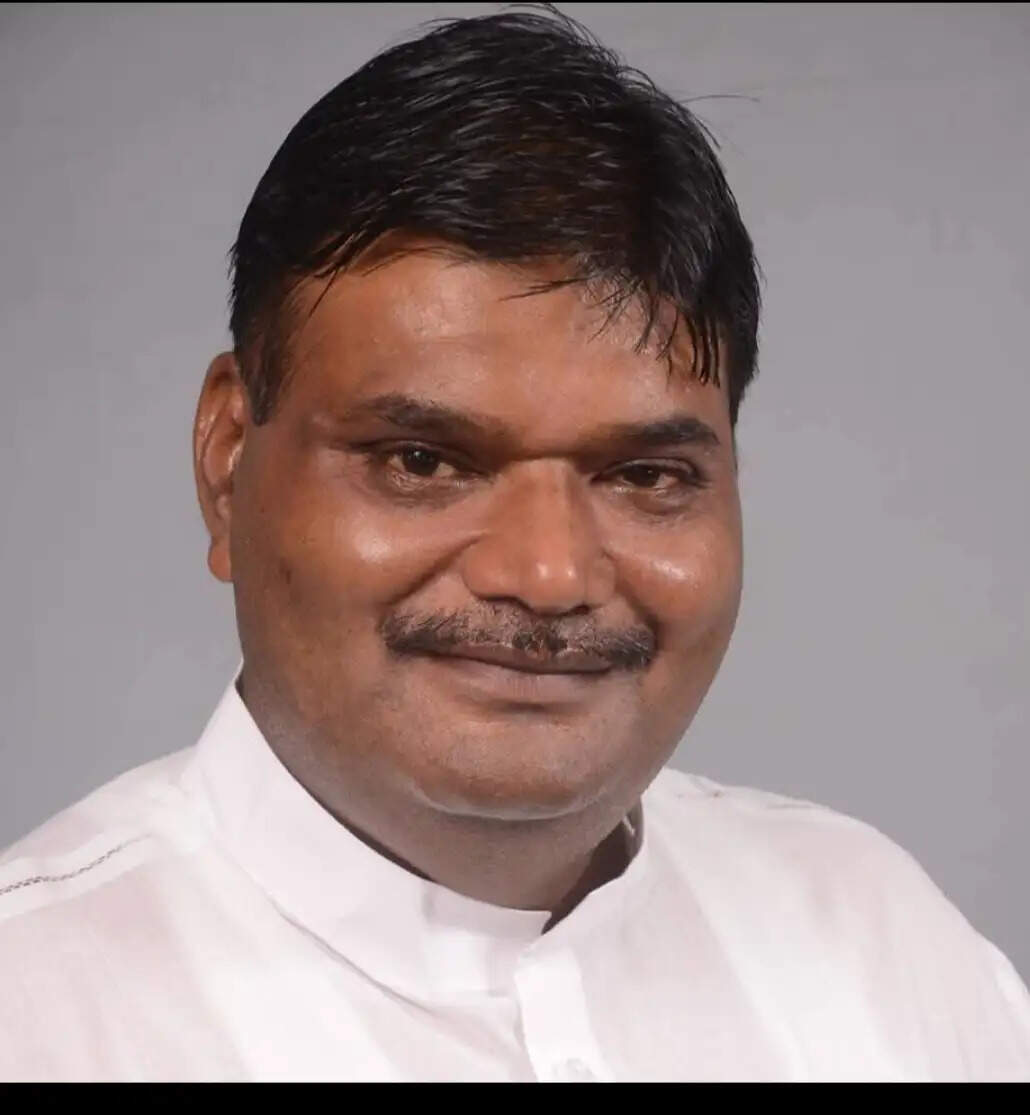 सीतापुर में सपा के पूर्व विधायक अनूप गुप्ता के नवनिर्मित मकान पर प्रशासन की नोटिस चस्पा