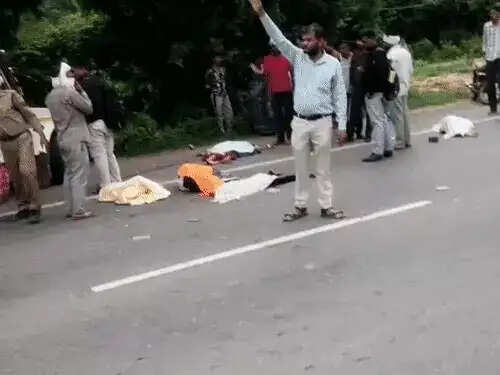 मुरैना में&nbsp;रिक्शे से टकराकर सड़क पर गिरे बाइक सवार, ट्रक ने कुचला, देवर-भाभी और 2 बच्चाें&nbsp;की माैत