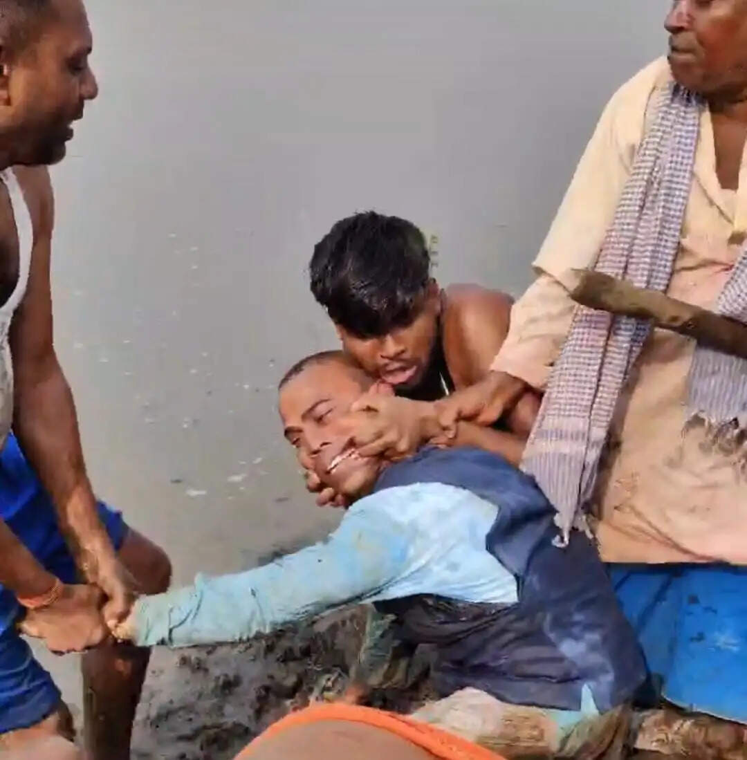 मछली मारने से मना करने पर मुखिया की पिटाई