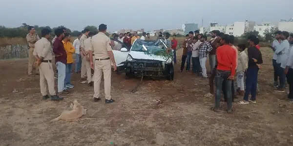 भोपाल में तेज रफ्तार कार खदान में गिरी, चालक की मौत, दो लोग घायल