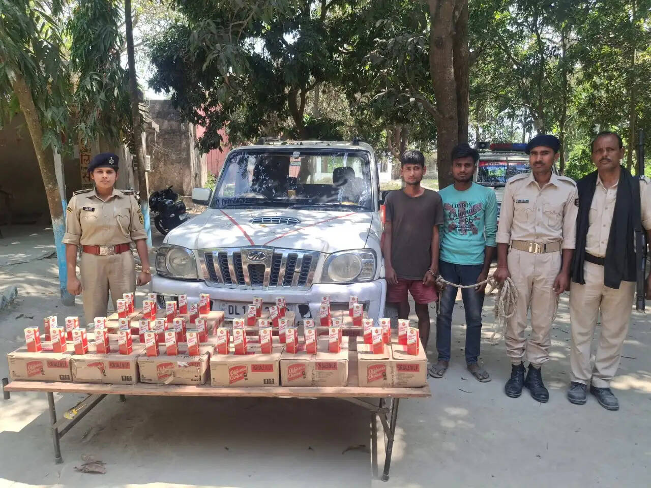 स्कॉर्पियो पर लदे विदेशी शराब की खेप जब्त,दो गिरफ्तार