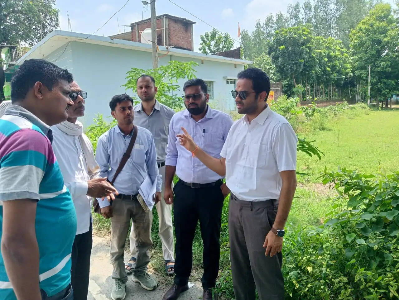 आईजीआरएस शिकायतों पर जिलाधिकारी ने किया मौके पर निरीक्षण, लंबित मामलों के त्वरित निस्तारण के दिए निर्देश
