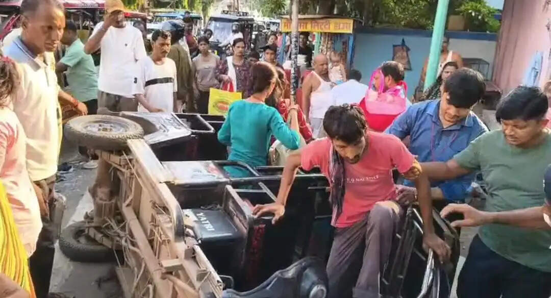 दो ई-रिक्शा के बीच आमने-सामने की टक्कर, आधा दर्जन से अधिक यात्री घायल