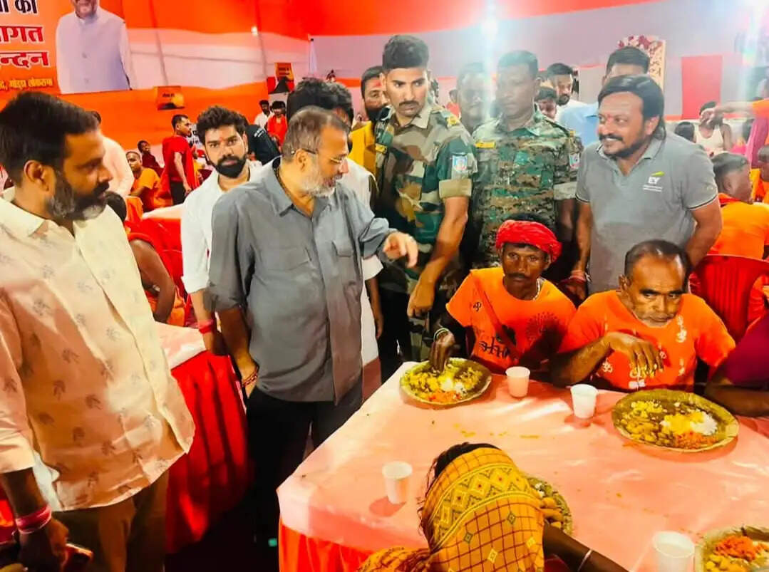श्रावणी मेले में कांवड़ियों की सेवा का केंद्र बना नमो सेवा शिविर, सांसद निशिकांत दुबे ने की बाबा भक्तों की सेवा
