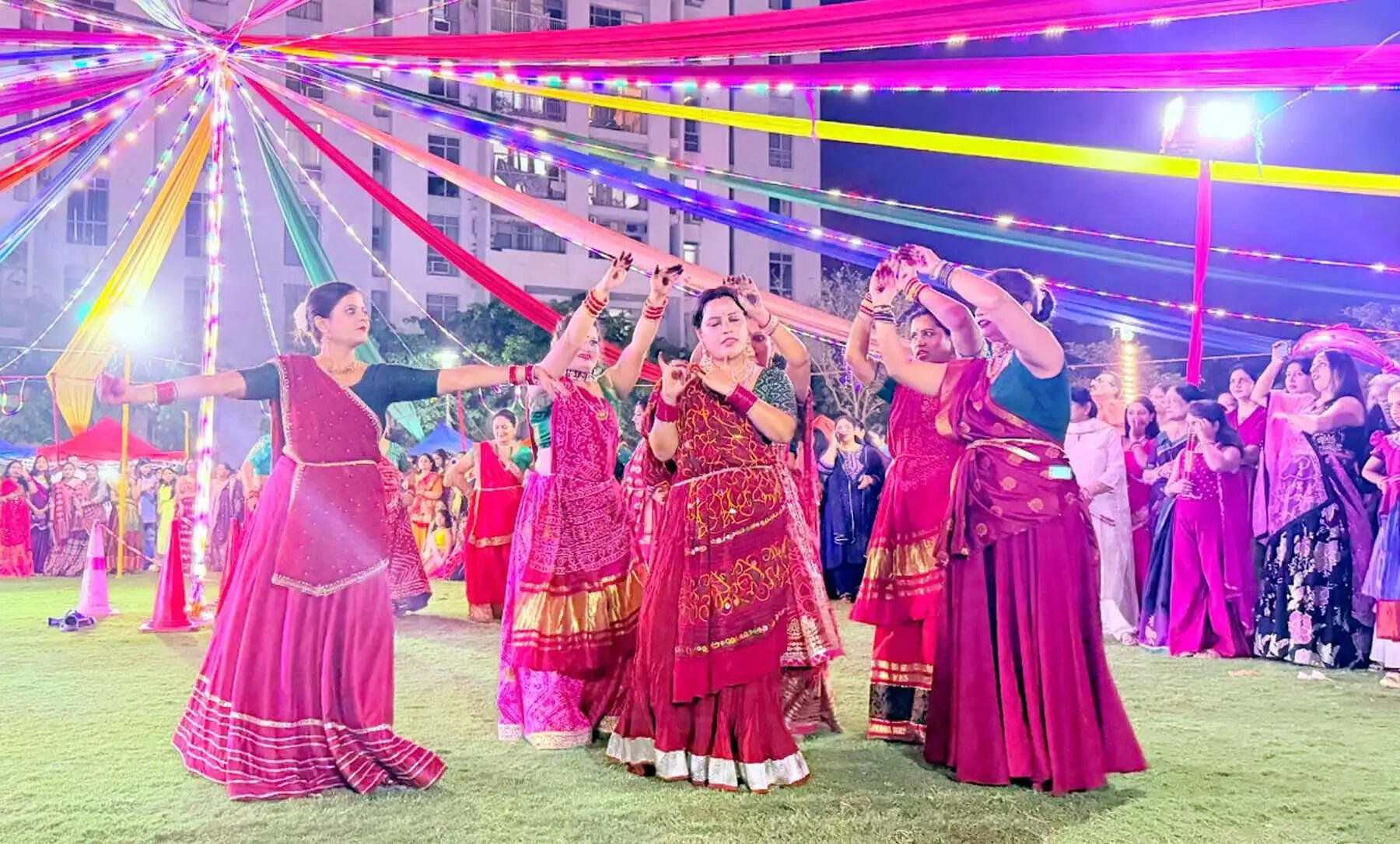 गुरुग्राम: डांडिया नाईट में खूब थिरके महिलाएं, पुरुष
