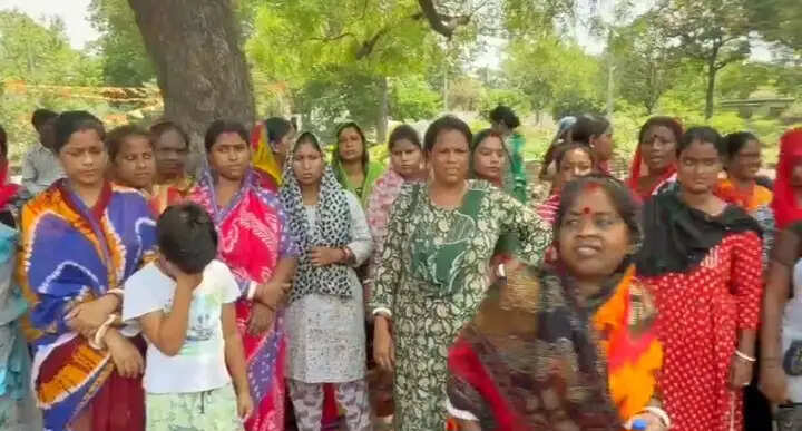 महिला सफाईकर्मी से अभद्रता का आरोप, पूर्व पार्षद की गिरफ्तारी नहीं होने पर अनिश्चितकालीन हड़ताल की चेतावनी