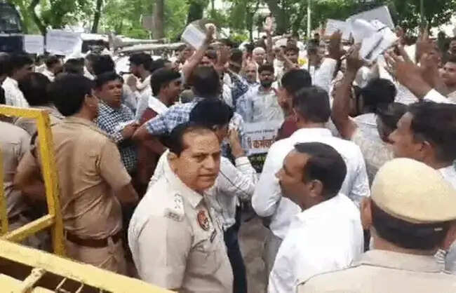 रेवाड़ी में बिजली निजीकरण के विरोध में कर्मचारियों का मार्च, हड़ताल की दी चेतावनी