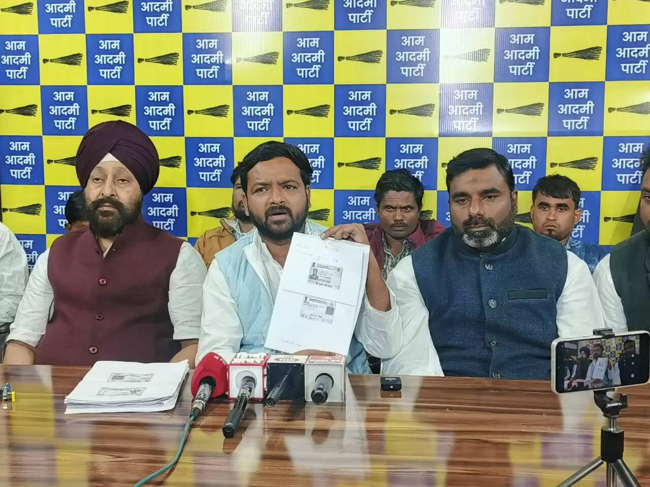 बांग्लादेशी बताकर सफाई कर्मचारियों की झुग्गियां उजाड़ रही योगी सरकार : विनय पटेल