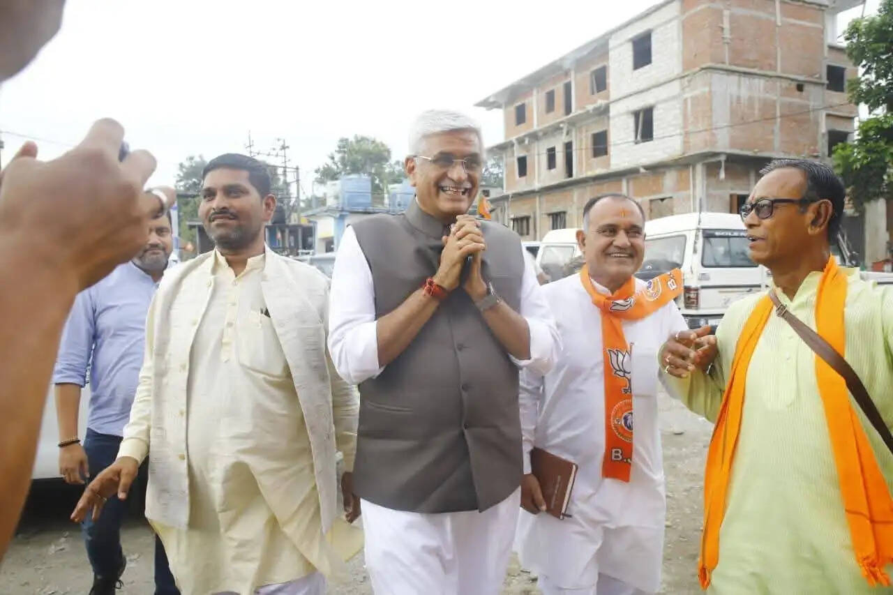 शेखावत ने चाय बागानों के श्रमवीरों से किया संवाद