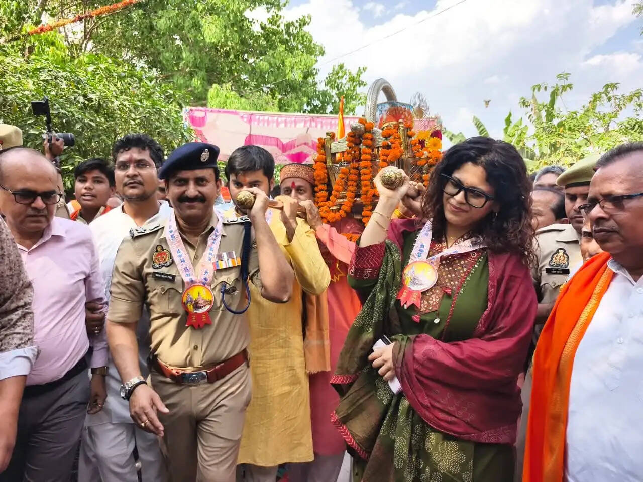 जय जय श्री राम के उद्घोष से निकली शोभायात्रा