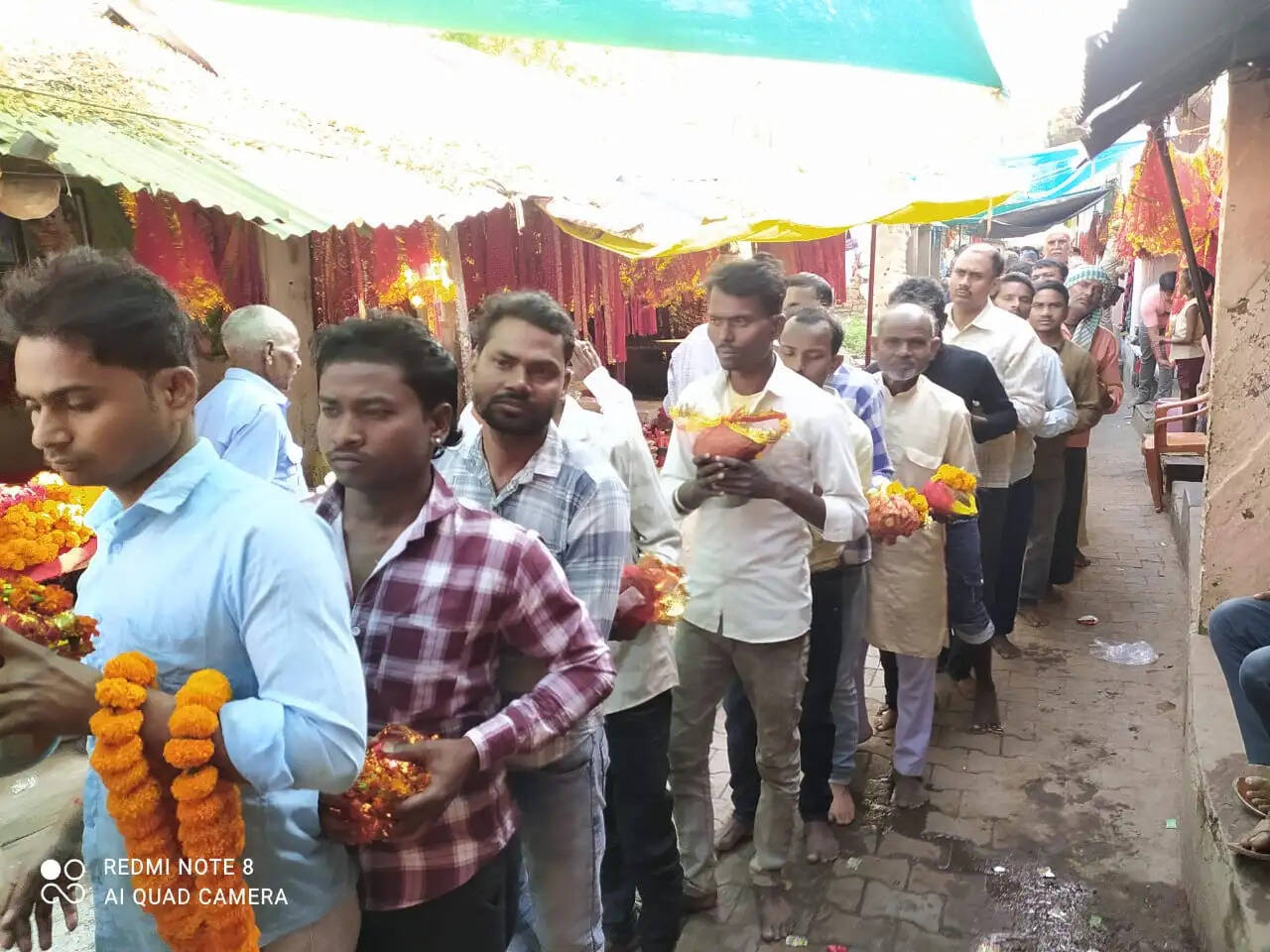 मां शीतला के दरबार में गूंजे जयकारे, हजारों श्रद्धालुओं ने टेका माथा