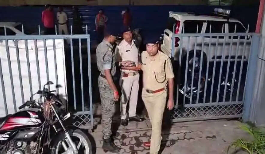 साइबर ठगी के 11 आरोपित गिरफ्तार, 50 मोबाइल फोन और आठ लाख जब्त